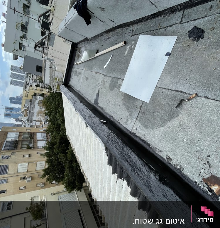 גג עם יריעות ביטומניות, גליל, כפפות וכלי עבודה